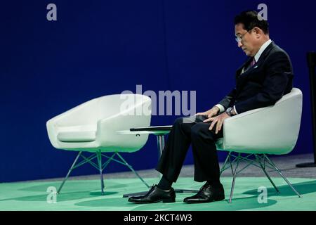 Fumio Kishida, primo Ministro del Giappone, arriva durante la sessione delle dichiarazioni nazionali nella Plenaria di Cairn Gorm alla COP26 Conferenza ONU sul cambiamento climatico, tenuta dall'UNFCCC all'interno della sede COP26 - Scottish Event Campus a Glasgow, Scozia il 2 novembre 2021. I capi di stato sono arrivati per un vertice di due giorni ad alto livello a Glasgow. Il COP26, che si terrà da ottobre 31 a novembre 12 a Glasgow, sarà la più importante conferenza sul clima dal vertice di Parigi del 2015, poiché si prevede che le nazioni stabiliranno nuovi obiettivi per le emissioni di gas a effetto serra al fine di rallentare il riscaldamento globale, nonché di consolidare altri impegni chiave Foto Stock