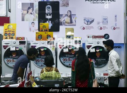 La gente compra gli articoli elettronici della famiglia da uno showroom elettronico il giorno del festival di Dhanteras (un festival indù) associato con Lakshmi, la dea della ricchezza in Kolkata, India, 02 novembre, 2021. (Foto di Indranil Aditya/NurPhoto) Foto Stock