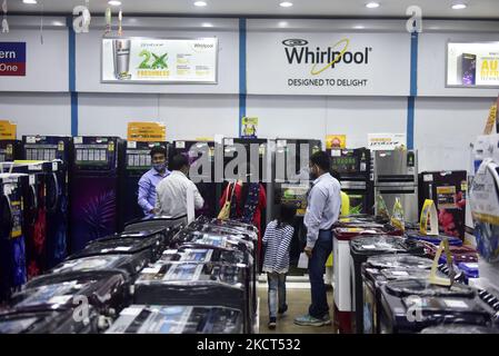 La gente compra gli articoli elettronici della famiglia da uno showroom elettronico il giorno del festival di Dhanteras (un festival indù) associato con Lakshmi, la dea della ricchezza in Kolkata, India, 02 novembre, 2021. (Foto di Indranil Aditya/NurPhoto) Foto Stock