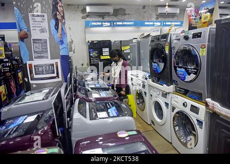 La gente compra gli articoli elettronici della famiglia da uno showroom elettronico il giorno del festival di Dhanteras (un festival indù) associato con Lakshmi, la dea della ricchezza in Kolkata, India, 02 novembre, 2021. (Foto di Indranil Aditya/NurPhoto) Foto Stock