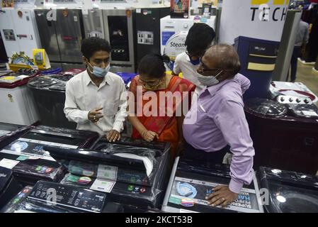 La gente compra gli articoli elettronici della famiglia da uno showroom elettronico il giorno del festival di Dhanteras (un festival indù) associato con Lakshmi, la dea della ricchezza in Kolkata, India, 02 novembre, 2021. (Foto di Indranil Aditya/NurPhoto) Foto Stock