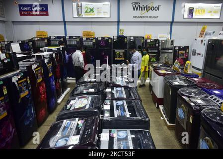 La gente compra gli articoli elettronici della famiglia da uno showroom elettronico il giorno del festival di Dhanteras (un festival indù) associato con Lakshmi, la dea della ricchezza in Kolkata, India, 02 novembre, 2021. (Foto di Indranil Aditya/NurPhoto) Foto Stock