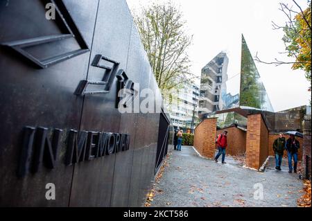 All'ingresso del Memoriale nazionale dei nomi dell'Olocausto, ci sono quattro lettere ebraiche che compongono una parola che traduce come "in memoria di". (Foto di Romy Arroyo Fernandez/NurPhoto) Foto Stock