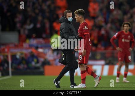 Roberto Firmino di Liverpool ferito durante la partita di UEFA Champions League di gruppo B tra Liverpool FC e Atletico Madrid ad Anfield il 3 novembre 2021 a Liverpool, Regno Unito. (Foto di Jose Breton/Pics Action/NurPhoto) Foto Stock