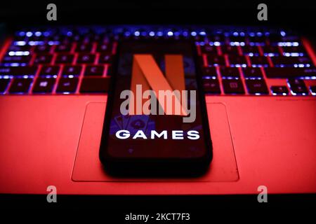 Il logo Netflix Games visualizzato sullo schermo di un telefono e una tastiera di un computer portatile sono visti in questa foto di illustrazione scattata in Polonia il 4 novembre 2021. (Foto di Jakub Porzycki/NurPhoto) Foto Stock