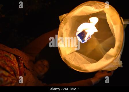 AWomanprepare volare lanterna Cielo durante Tihar o Deepawali e Dewali Festival delle luci celebrazione a Bhaktapur, Nepal il giovedì November04, 2021. (Foto di Narayan Maharjan/NurPhoto) Foto Stock