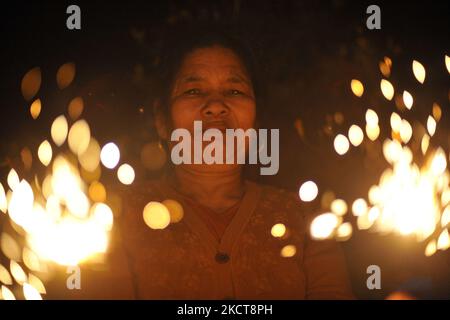 Womanprepared a volare lanterna Cielo durante la celebrazione Tihar o Deepawali e Dewali “Festival delle luci” a Bhaktapur, Nepal il giovedì onNovember04, 2021. (Foto di Narayan Maharjan/NurPhoto) Foto Stock