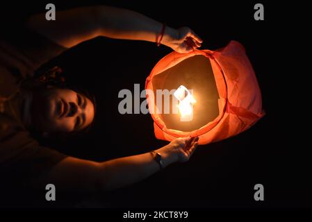 AWomanprepare volare lanterna Cielo durante Tihar o Deepawali e Dewali Festival delle luci celebrazione a Bhaktapur, Nepal il giovedì November04, 2021. (Foto di Narayan Maharjan/NurPhoto) Foto Stock