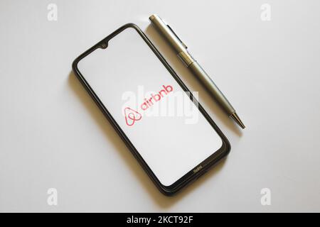 In questa foto, il logo Airbnb viene visualizzato sullo schermo di uno smartphone e su una matita ad Atene, in Grecia, il 4 novembre 2021. (Foto di Nikolas Kokovlis/NurPhoto) Foto Stock