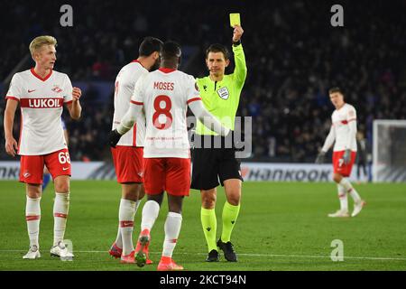 L'arbitro, Halil Umut Meler presenta una carta gialla per comportamento non sportivo a Victor Moses del FC Spartak Mosca durante la partita della UEFA Europa League Group C tra Leicester City e FC Spartak Moscow al King Power Stadium di Leicester giovedì 4th novembre 2021. (Foto di Jon Hobley/MI News/NurPhoto) Foto Stock