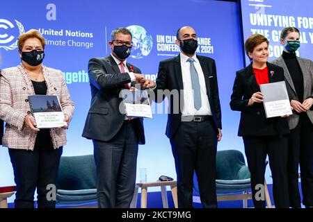 I leader del COP26 ricevono richieste di giovani globali durante la sessione Global Youth Voice durante il sesto giorno della Conferenza ONU sul cambiamento climatico del COP26, tenuta dall'UNFCCC all'interno del COP26° luogo - Scottish Event Campus a Glasgow, Scozia, il 5 novembre 2021. Il COP26, che si terrà da ottobre 31 a novembre 12 a Glasgow, sarà la più importante conferenza sul clima dal vertice di Parigi del 2015, poiché si prevede che le nazioni stabiliranno nuovi obiettivi per le emissioni di gas a effetto serra al fine di rallentare il riscaldamento globale, nonché di consolidare altri impegni chiave. (Foto di Dominika Zarzycka/NurPhoto) Foto Stock