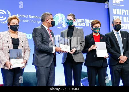 I leader del COP26 ricevono richieste di giovani globali durante la sessione Global Youth Voice durante il sesto giorno della Conferenza ONU sul cambiamento climatico del COP26, tenuta dall'UNFCCC all'interno del COP26° luogo - Scottish Event Campus a Glasgow, Scozia, il 5 novembre 2021. Il COP26, che si terrà da ottobre 31 a novembre 12 a Glasgow, sarà la più importante conferenza sul clima dal vertice di Parigi del 2015, poiché si prevede che le nazioni stabiliranno nuovi obiettivi per le emissioni di gas a effetto serra al fine di rallentare il riscaldamento globale, nonché di consolidare altri impegni chiave. (Foto di Dominika Zarzycka/NurPhoto) Foto Stock