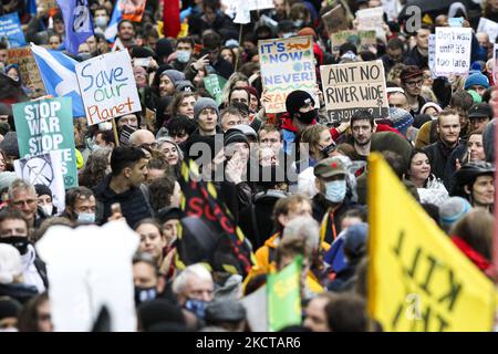 Attivisti di tutto il mondo prendono parte alla Giornata Mondiale d'azione mentre marciano nel centro della città il 06 novembre 2021 a Glasgow, Scozia. Migliaia di persone in tutto il mondo stanno partecipando alla Giornata globale d’azione per la giustizia sul clima, il settimo giorno della COP 26 Conferenza delle Nazioni Unite sul cambiamento climatico. (Foto di Ewan Bootman/NurPhoto) Foto Stock