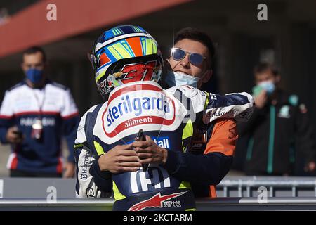 Raul Fernandez (25) di Spagna e Red Bull KTM Ajo Kalex e Adrian Fernandez (31) di Spagna e Sterilgarda Max Racing Team Husqvarna durante le qualifiche del Grande Premio Brembo do Algarve all'Autodromo do Algarve il 6 novembre 2021 a Lagoa, Algarve, Faro. (Foto di Jose Breton/Pics Action/NurPhoto) Foto Stock