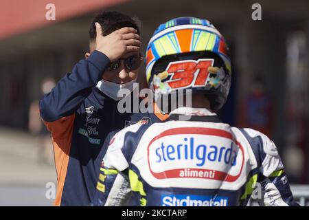 Raul Fernandez (25) di Spagna e Red Bull KTM Ajo Kalex e Adrian Fernandez (31) di Spagna e Sterilgarda Max Racing Team Husqvarna durante le qualifiche del Grande Premio Brembo do Algarve all'Autodromo do Algarve il 6 novembre 2021 a Lagoa, Algarve, Faro. (Foto di Jose Breton/Pics Action/NurPhoto) Foto Stock