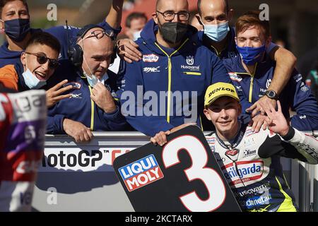 Raul Fernandez (25) di Spagna e Red Bull KTM Ajo Kalex e Adrian Fernandez (31) di Spagna e Sterilgarda Max Racing Team Husqvarna durante le qualifiche del Grande Premio Brembo do Algarve all'Autodromo do Algarve il 6 novembre 2021 a Lagoa, Algarve, Faro. (Foto di Jose Breton/Pics Action/NurPhoto) Foto Stock