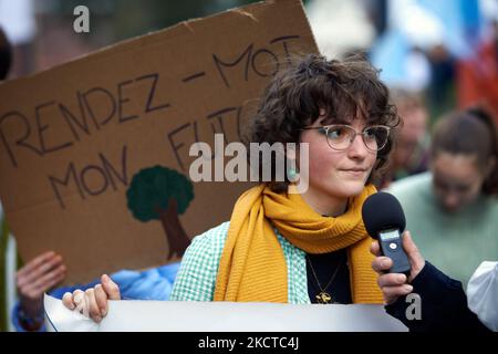 Una giovane donna spiega alla radio perché è lì. Più di 3500 persone hanno dimostrato a Tolosa per il clima, come in molte città in Francia e nel mondo. Queste dimostrazioni sono state organizzate mentre il COP26 è iniziato a Glasgow (Scozia) per esercitare una pressione massima su politici, industrie e imprese. L'IPCC dipinge un pianeta irvivibile se le emissioni di gas serra continuano a rimanere inalterate. L'IEA afferma che i combustibili fossili devono rimanere nel terreno d'ora in poi (nessuna nuova attività mineraria e di trivellazione). Il G20 ha detto in una comicità che ''ci impegniamo ad affrontare la sfida esistenziale del cambiamento climatico' ma sta Foto Stock