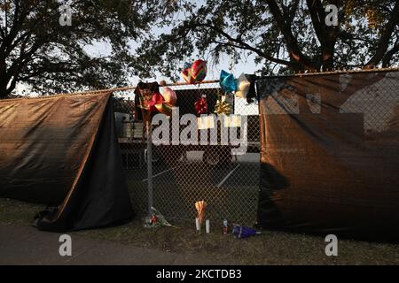 Il 6th novembre 2021, gli amanti del festival hanno lasciato note, palloncini e fiori per le vittime delle impennate estreme della folla all'Astroworld Festival il giorno prima che ha lasciato 8 morti e molti altri feriti al NRG Park di Houston, Texas. (Foto di Reginald Mathalone/NurPhoto) Foto Stock