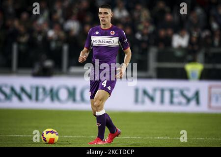 Il difensore Fiorentina Nikola Milenkovic (4) in azione durante la Serie A partita di calcio n.12 JUVENTUS - FIORENTINA il 06 novembre 2021 allo Stadio Allianz di Torino, Piemonte, Italia. (Foto di Matteo Bottanelli/NurPhoto) Foto Stock