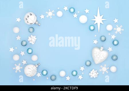 Natale sfondo astratto con decorazioni festive albero bauble su blu pastello. Composizione minima astratta per Natale e Capodanno. Foto Stock