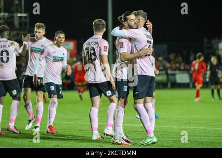 Oliver Banks festeggia con i compagni di squadra dopo aver segnato Barrow, per estendere il proprio ruolo di leader per renderlo 3 - 0 contro Banbury United, durante la partita di fa Cup tra Banbury United e Barrow al Banbury Plant Hire Community Stadium di Banbury, sabato 6th novembre 2021. (Foto di Jon Cripps/MI News/NurPhoto) Foto Stock