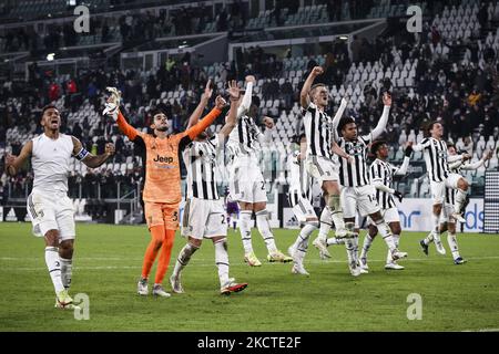 I giocatori della Juventus festeggiano la vittoria dopo la partita di Serie A n.12 JUVENTUS - FIORENTINA il 06 novembre 2021 allo Stadio Allianz di Torino, Piemonte. Risultato finale: Juventus-Fiorentina 1-0. (Foto di Matteo Bottanelli/NurPhoto) Foto Stock