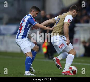 Gavan Holohan di Hartlepool United in azione con Sam Vokes di Wycombe Wanderers durante la partita di fa Cup tra Hartlepool United e Wycombe Wanderers a Victoria Park, Hartlepool sabato 6th novembre 2021. (Foto di Mark Fletcher/MI News/NurPhoto) Foto Stock