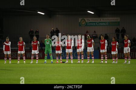 La squadra dell'Arsenal si presenta per un momento di silenzio per commemorare il giorno del ricordo L-rkim Little of Arsenal , Beth Mead dell'Arsenal Noelle Maritz dell'Arsenal, Manuela Zinsberger dell'Arsenal, Nikka Parris dell'Arsenal , Lotte Wubben-Moy of Arsenal Frida Maanum of Arsenal Leah Williamson of Arsenal Caitlin Foord of Arsenal Mana Iwabuchi of Arsenal and Katie McCabe of Arsenal durante Barclays fa Women's Super League tra Arsenal Women e West Ham United Women a Meadow Park, Borehamwood, UK il 07th novembre 2021 (Foto di Action Foto Sport/NurPhoto) Foto Stock