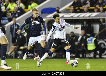 Lee Buchanan di Derby County batte per il possesso con George Saville di Millwall durante la partita del campionato Sky Bet tra Millwall e Derby County a Den, Londra, sabato 6th novembre 2021. (Foto di Ivan Yordanov/MI News/NurPhoto) Foto Stock