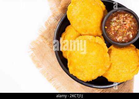 Gustose torte fritte piene di pollo - cucina tradizionale colombiana Foto Stock