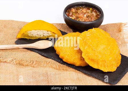 Gustose torte fritte piene di pollo - cucina tradizionale colombiana Foto Stock