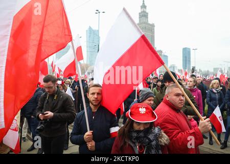La gente partecipa a Independence March celebrando il 101° anniversario della Polonia che ha riconquistato l'indipendenza. Varsavia, Polonia il 11 novembre 2019. Decine di migliaia di polacchi da Varsavia e da tutto il paese sono arrivati nella capitale polacca il giorno dell’indipendenza della Nazione (Foto di Beata Zawrzel/NurPhoto) Foto Stock
