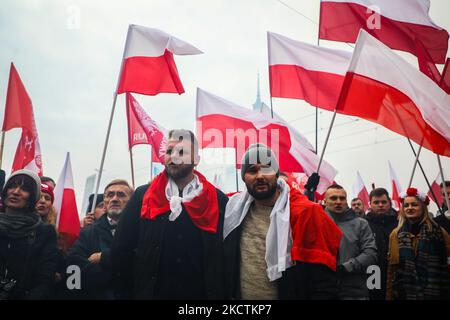 La gente partecipa a Independence March celebrando il 101° anniversario della Polonia che ha riconquistato l'indipendenza. Varsavia, Polonia il 11 novembre 2019. Decine di migliaia di polacchi da Varsavia e da tutto il paese sono arrivati nella capitale polacca il giorno dell’indipendenza della Nazione (Foto di Beata Zawrzel/NurPhoto) Foto Stock
