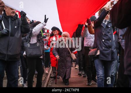 La gente partecipa a Independence March celebrando il 101° anniversario della Polonia che ha riconquistato l'indipendenza. Varsavia, Polonia il 11 novembre 2019. Decine di migliaia di polacchi da Varsavia e da tutto il paese sono arrivati nella capitale polacca il giorno dell’indipendenza della Nazione (Foto di Beata Zawrzel/NurPhoto) Foto Stock