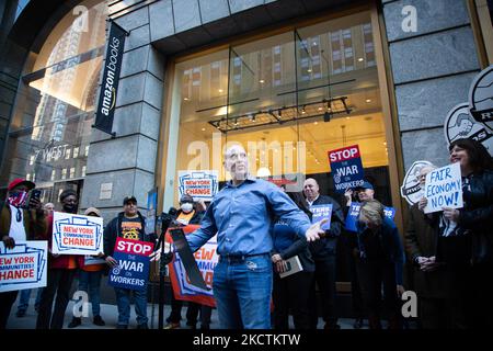 Lavoratori, sindacati, piccole imprese e membri della comunità si radunano al di fuori di una libreria Amazon a Manhattan per lanciare la nuova coalizione "New Yorkers for a Fair Economy" il 10 novembre 2021. La coalizione mira ad approvare il 21st° secolo Antitrust Act per ritenere le società e le grandi tecnologie responsabili degli abusi di potere. (Foto di Karla Ann Cote/NurPhoto) Foto Stock