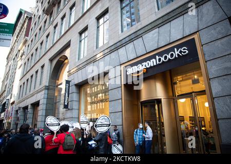 Lavoratori, sindacati, piccole imprese e membri della comunità si radunano al di fuori di una libreria Amazon a Manhattan per lanciare la nuova coalizione "New Yorkers for a Fair Economy" il 10 novembre 2021. La coalizione mira ad approvare il 21st° secolo Antitrust Act per ritenere le società e le grandi tecnologie responsabili degli abusi di potere. (Foto di Karla Ann Cote/NurPhoto) Foto Stock