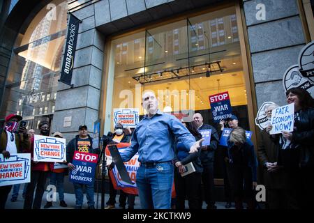 Lavoratori, sindacati, piccole imprese e membri della comunità si radunano al di fuori di una libreria Amazon a Manhattan per lanciare la nuova coalizione "New Yorkers for a Fair Economy" il 10 novembre 2021. La coalizione mira ad approvare il 21st° secolo Antitrust Act per ritenere le società e le grandi tecnologie responsabili degli abusi di potere. (Foto di Karla Ann Cote/NurPhoto) Foto Stock