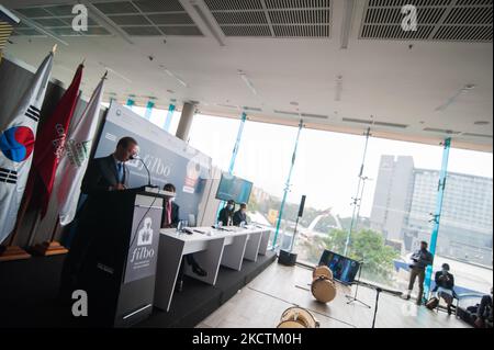 Choo Jong-Youn Ambasciatore per la repubblica di Corea del Sud in Colombia durante l'annuncio da parte del Ministero della Cultura della Colombia dell'invito del governo sudcoreano alla fiera internazionale del libro di Bogotà 'Filbo' il 10 novembre 2021. (Foto di Sebastian Barros/NurPhoto) Foto Stock