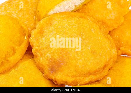 Gustose torte fritte piene di pollo - cucina tradizionale colombiana Foto Stock