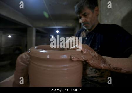 Industria della ceramica nel villaggio di vasai nel vecchio Cairo, Egitto, il 10 novembre 2021. (Foto di Fadel Dawod/NurPhoto) Foto Stock