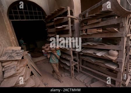 Industria della ceramica nel villaggio di vasai nel vecchio Cairo, Egitto, il 10 novembre 2021. (Foto di Fadel Dawod/NurPhoto) Foto Stock