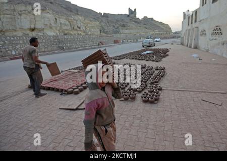 Industria della ceramica nel villaggio di vasai nel vecchio Cairo, Egitto, il 10 novembre 2021. (Foto di Fadel Dawod/NurPhoto) Foto Stock