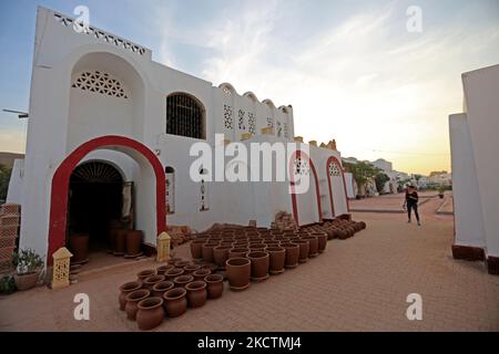 Industria della ceramica nel villaggio di vasai nel vecchio Cairo, Egitto, il 10 novembre 2021. (Foto di Fadel Dawod/NurPhoto) Foto Stock