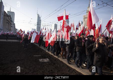 Marcia dell'indipendenza organizzata dal movimento nazionalista come celebrazione della Giornata dell'Indipendenza a Varsavia il 11 novembre 2021. (Foto di Maciej Luczniewski/NurPhoto) Foto Stock