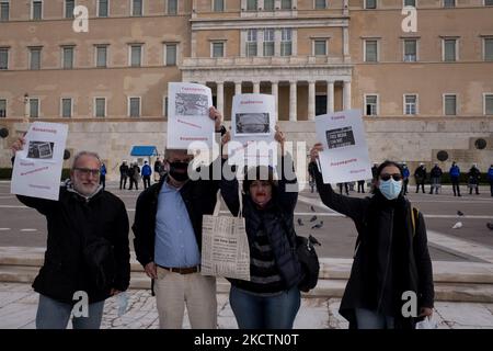 Protesta contro la manipolazione del fronte dei media del Parlamento greco ad Atene, in Grecia, il 11 novembre 2021. (Foto di Nikolas Kokovlis/NurPhoto) Foto Stock