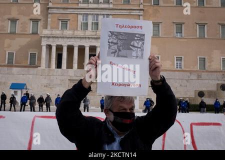 Protesta contro la manipolazione del fronte dei media del Parlamento greco ad Atene, in Grecia, il 11 novembre 2021. (Foto di Nikolas Kokovlis/NurPhoto) Foto Stock