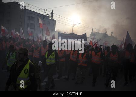 Durante la marcia dell'Indipendenza organizzata dal movimento nazionalista come celebrazione della Giornata dell'Indipendenza a Varsavia il 11 novembre 2021. (Foto di Maciej Luczniewski/NurPhoto) Foto Stock