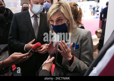 Il Ministro francese dell'industria Agnes Pannier-Runacher parla con i giornalisti mentre inaugura e visita la fiera Made in France, uno show-window di know-how francese a Porte de Versailles a Parigi, il 11 novembre 2021. (Foto di Michel Stoupak/NurPhoto) Foto Stock