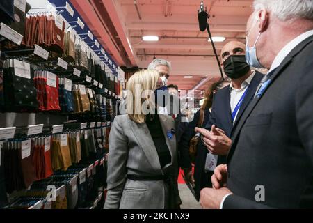 Il Ministro francese dell'industria Agnes Pannier-Runacher (C) inaugura e visita la fiera Made in France, una vetrina del know-how francese a Porte de Versailles a Parigi, il 11 novembre 2021. (Foto di Michel Stoupak/NurPhoto) Foto Stock