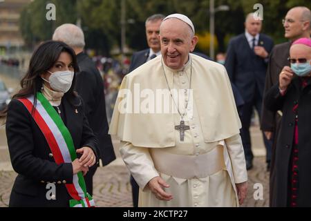 Il Santo Padre visita Santa Maria degli Angeli in occasione della Giornata dei poveri, incontrando 500 senzatetto provenienti da tutto il mondo e ascoltando le loro testimonianze, il 12 novembre 2021 ad Assisi. (Foto di Riccardo Fabi/NurPhoto) Foto Stock